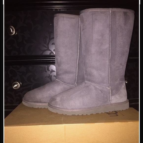 AUTHENTIC Tall Grey Uggs in New Condition😍❤️