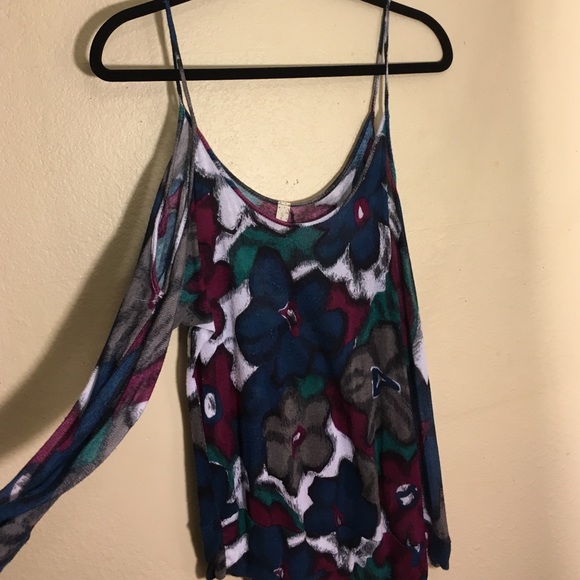 off shoulder - Picture 2 of 4