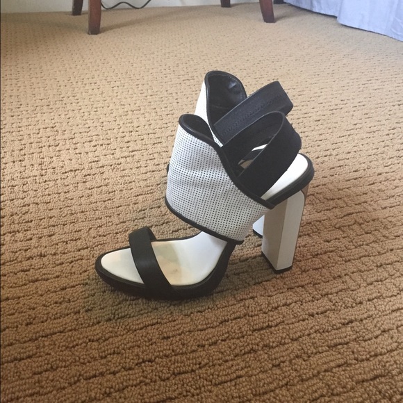 OBSESSED WITH THESE. Such a fun heel