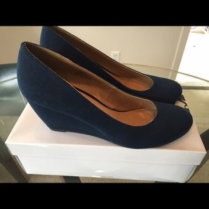 Nine West blue Wedge.