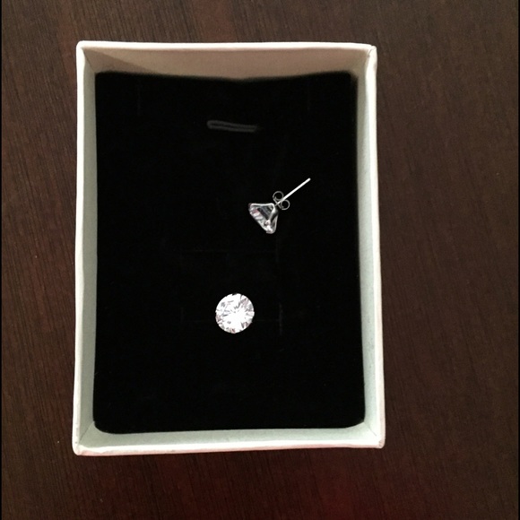 5 ⭐️Sterling silver & Cubic Zirconia Stud earrings - Picture 4 of 4