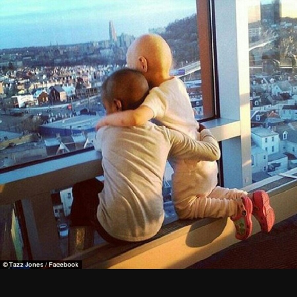 HAVE YOU SEEN THIS VIRAL PIC??? - Picture 1 of 3