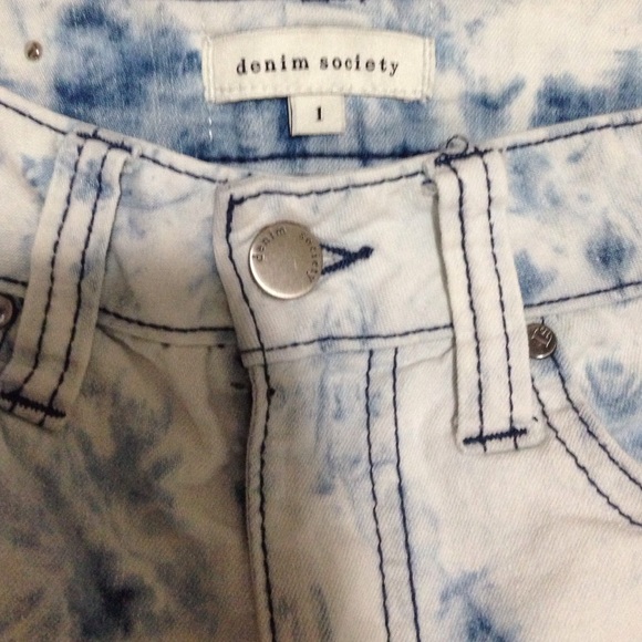 High waisted shorts. - Picture 2 of 2