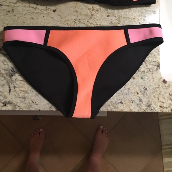 Triangl Bikini set - Picture 2 of 4