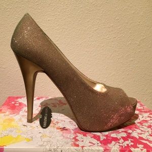 Sparkly gold platform pumps