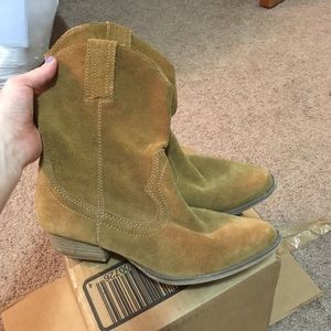 Mossimo tan suede boots size: 6 1/2