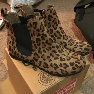 Mossimo leopard suede boots size: 6