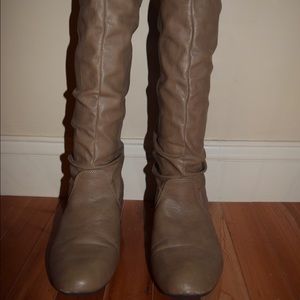 Tan/brown shrug boot