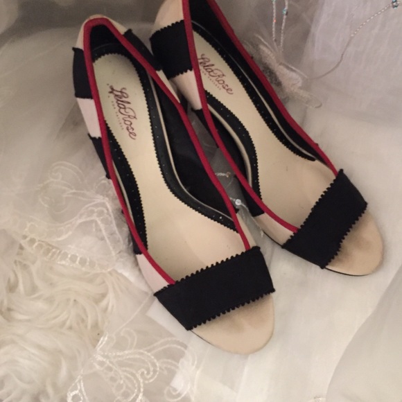 Red white and red trimmed peep toe pump.
