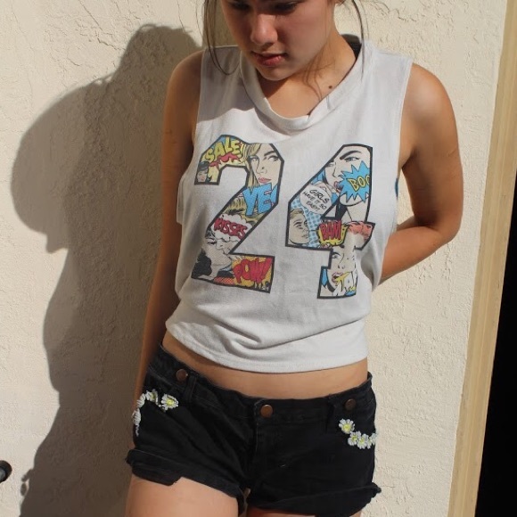 24 Sleeveless Crop-Top