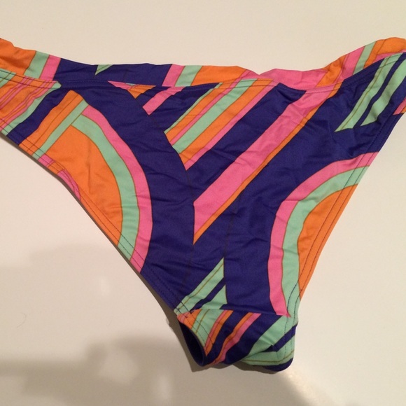 V-front bikini bottom. - Picture 2 of 3
