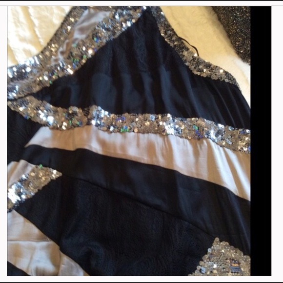 Bebe silk halter top w/ sequin size L 💯authentic - Picture 2 of 3