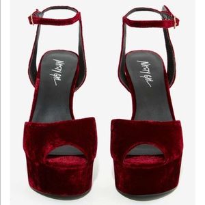 ✨💫NASTY GAL💫✨ Brand new never worn velvet heels!