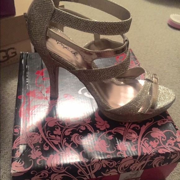 Quipid Gold shoe worn once in a wedding