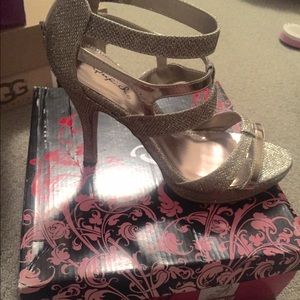 Quipid Gold shoe worn once in a wedding