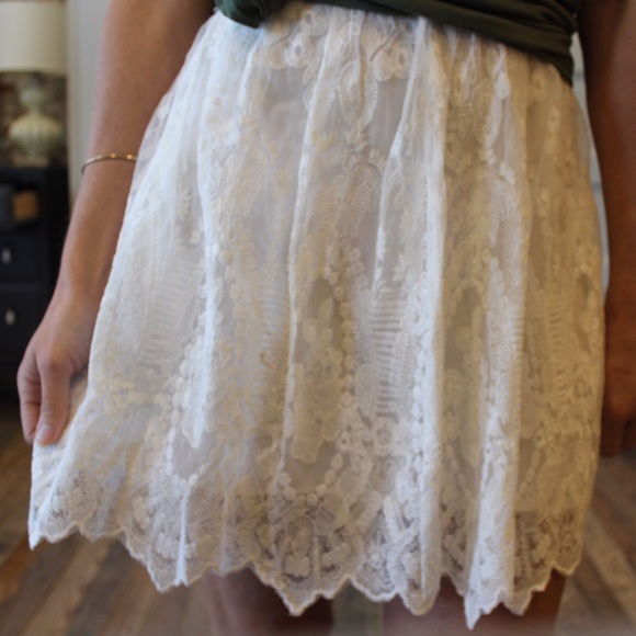 Ivory lace skirt - Picture 3 of 3