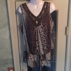 LIKE NEW! Animal print top💋