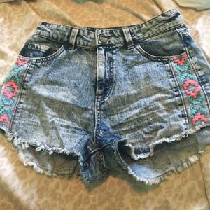 Acid wash high waisted shorts with trouble pattern