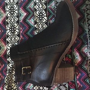 super cute foe leather booties!