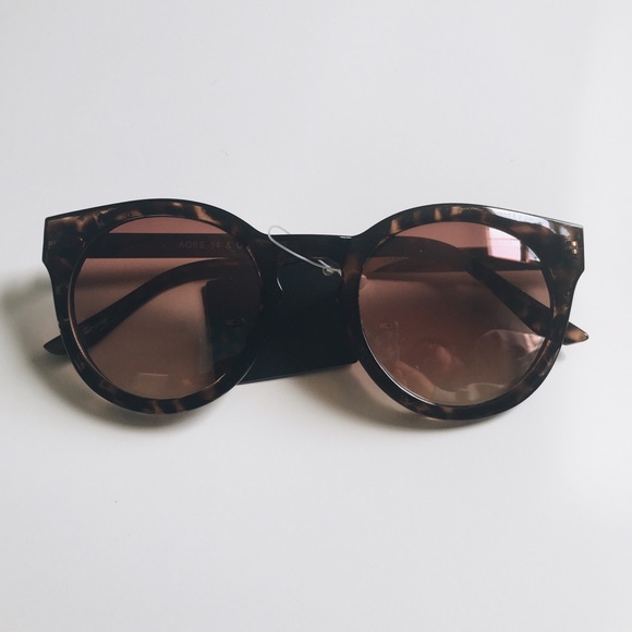 Accessories - 🚫SOLD🚫 Tortoise Sunglasses