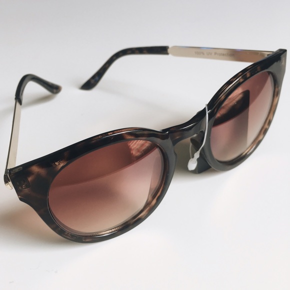 🚫SOLD🚫 Tortoise Sunglasses - Picture 2 of 4