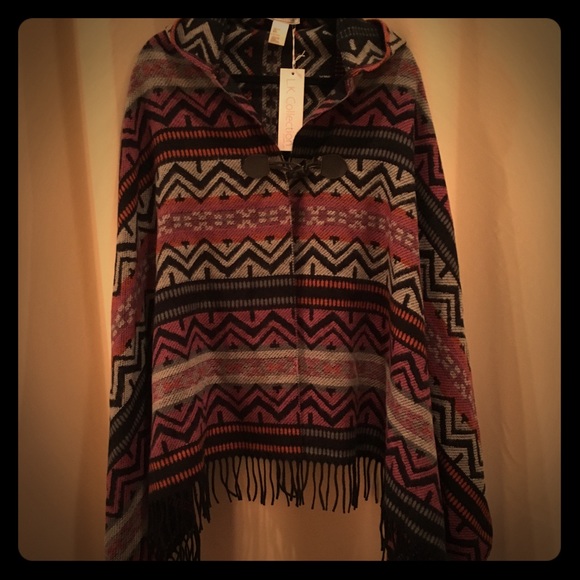 ☑️DONATING SOON‼️🌟NWT: Aztec Print Shawl Cape w T