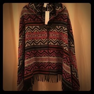 ☑️DONATING SOON‼️🌟NWT: Aztec Print Shawl Cape w T