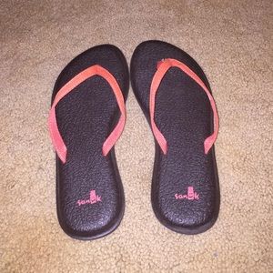 Sanuk flip flops size 7