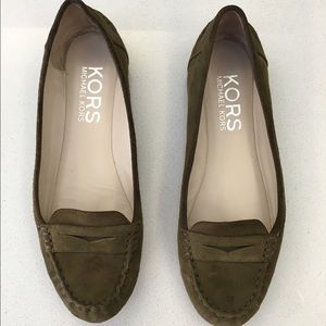 Very slightly worn beautiful pair of olive flats.