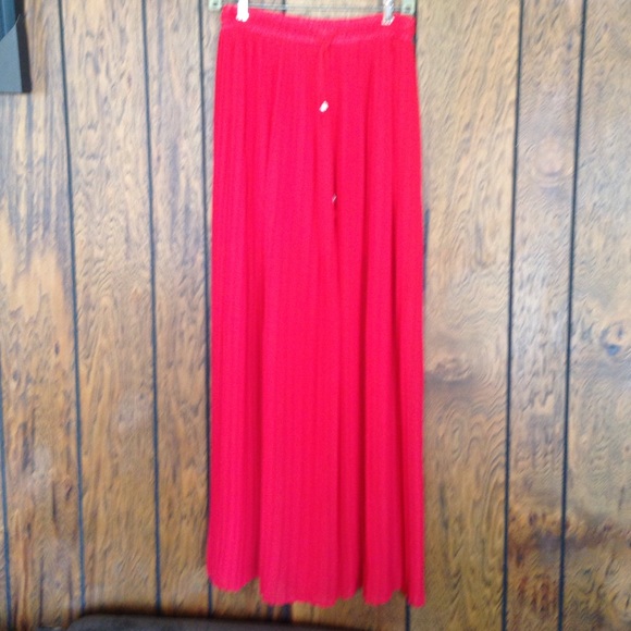 Red pleated chiffon pants. Clearance - Picture 6 of 8