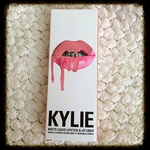 💄💄Brand new Kylie lipkit & gloss bundle