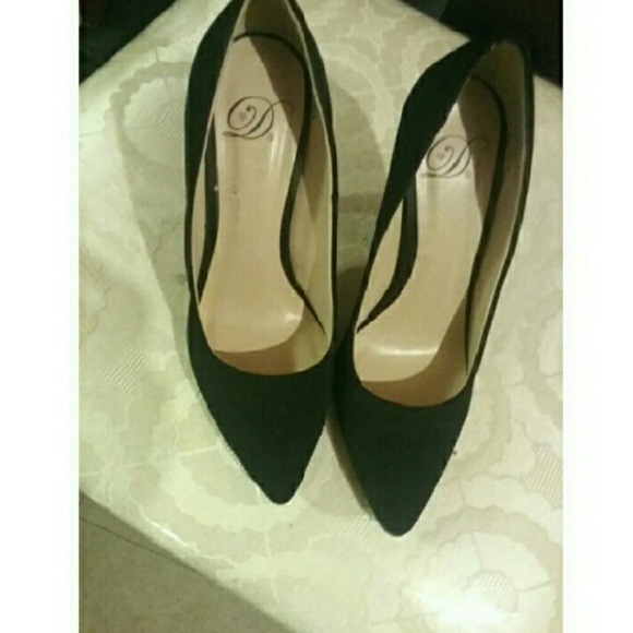 Black Pumps