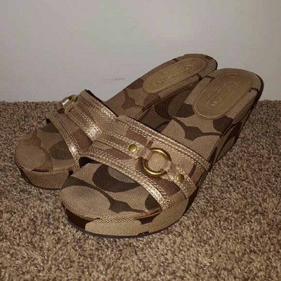 ***SOLD*** EUC Coach size 6.5 signature C wedges
