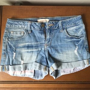 Jean shorts with colorful pockets