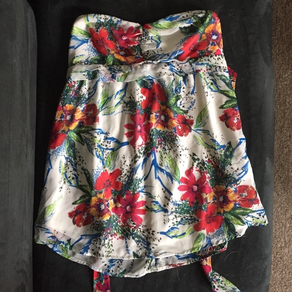 Strapless floral free flowing top.