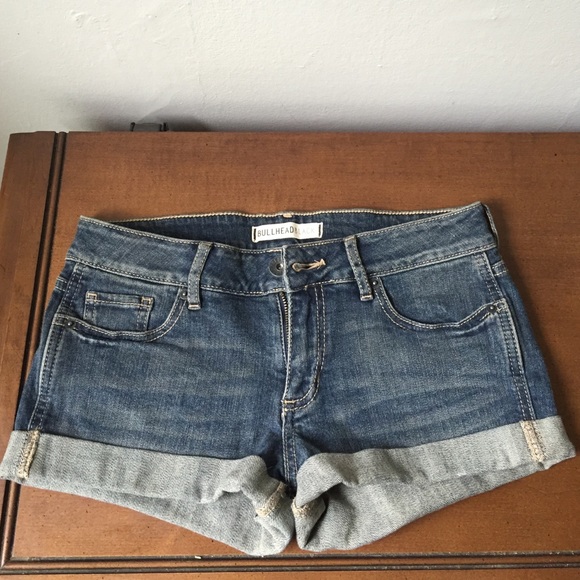 Dark blue rolled Jean shorts.