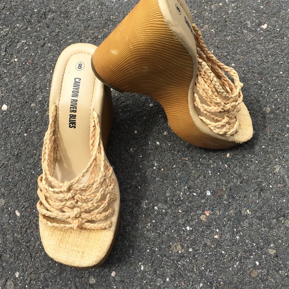Women's raffia wedge form shoe