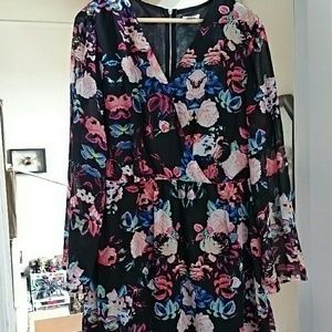 NWOT Gorgeous Floral Faux Wrap Front Dress 💙💜