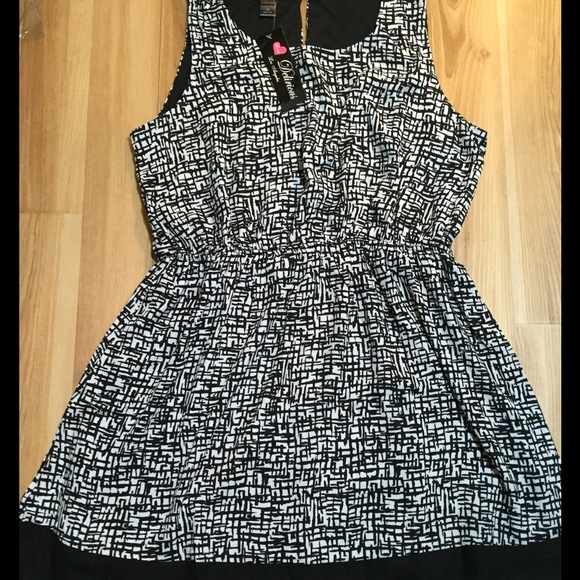 ➕LAST ONE❣️ Black and White Geo Dress - Picture 2 of 2