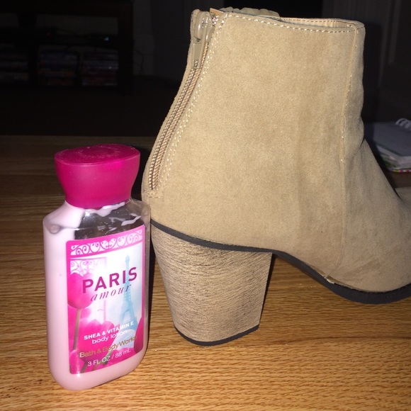 Brand New tan booties with fringe detail! - Picture 4 of 4