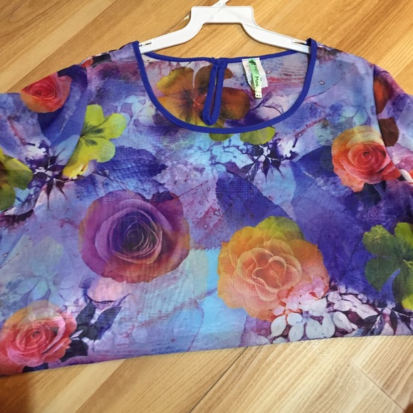 ➕Hibiscus and Rose Top - Picture 2 of 2