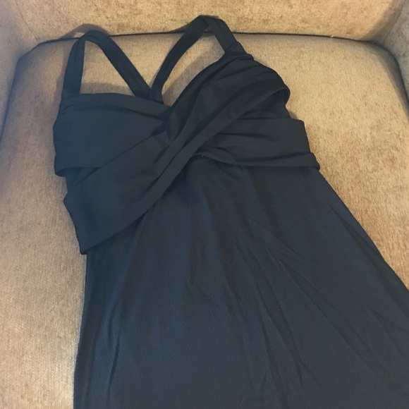 Wrap it up tank Lululemon size 4 in black.