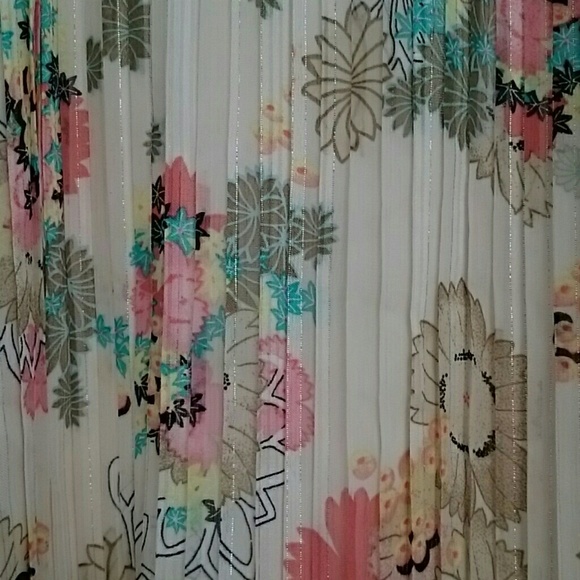 Pleated Floral Flutter Sleeve Top ๐
- Picture 2 of 2