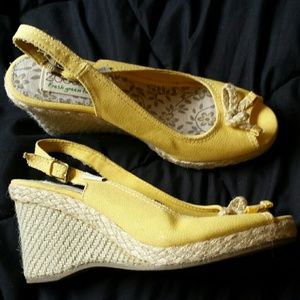 Yellow woven heel wedge ??????