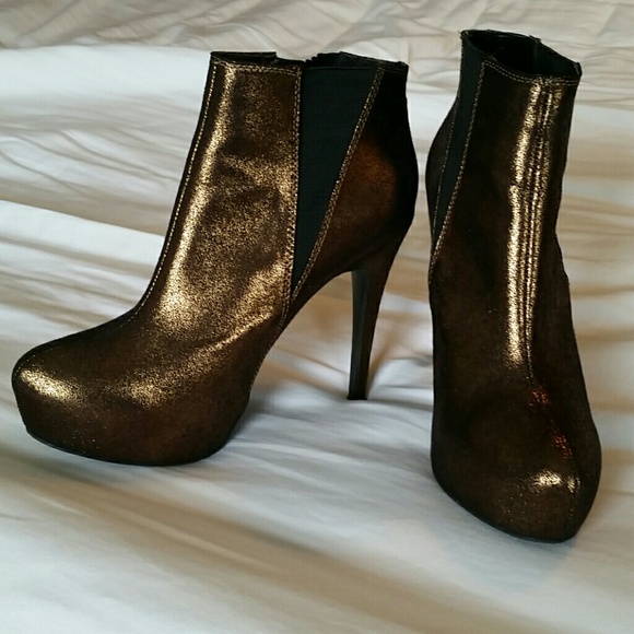 Like new! R&R platform stiletto boots, metallic