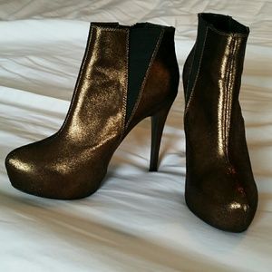 Like new! R&R platform stiletto boots, metallic