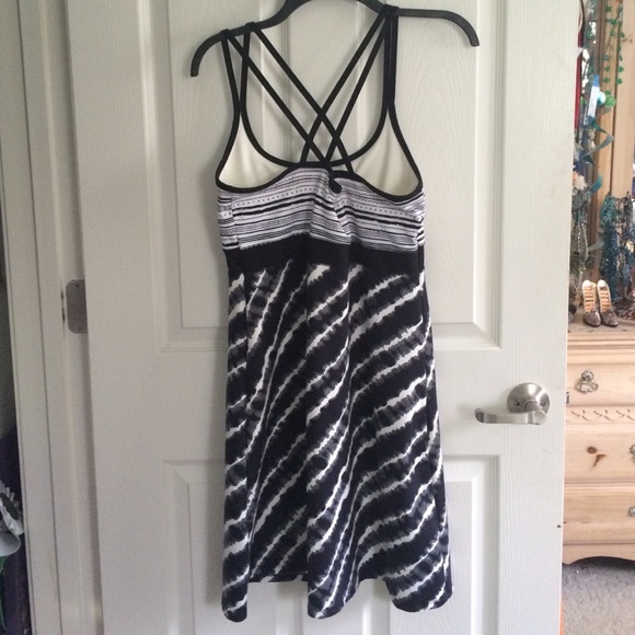 Patterned dress 💙 - Picture 2 of 4