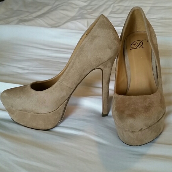 Like New! Platform stiletto pumps, tan faux suede