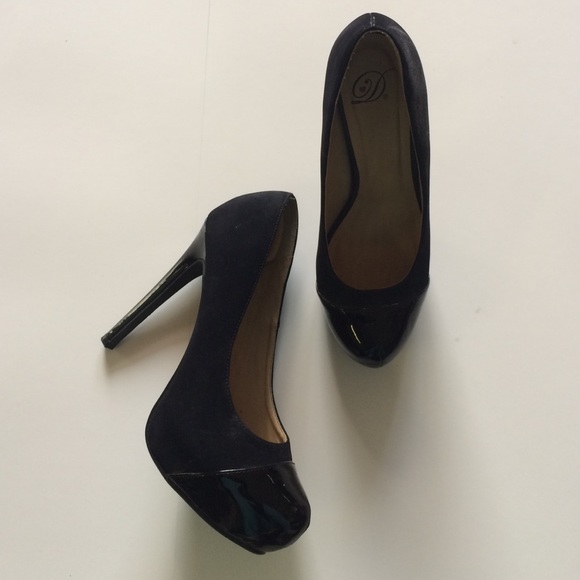 "D" preloved Sz 7 platform heels
