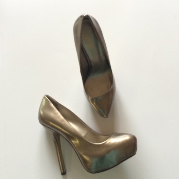 Fergie "Bunny" gold heels Sz 7